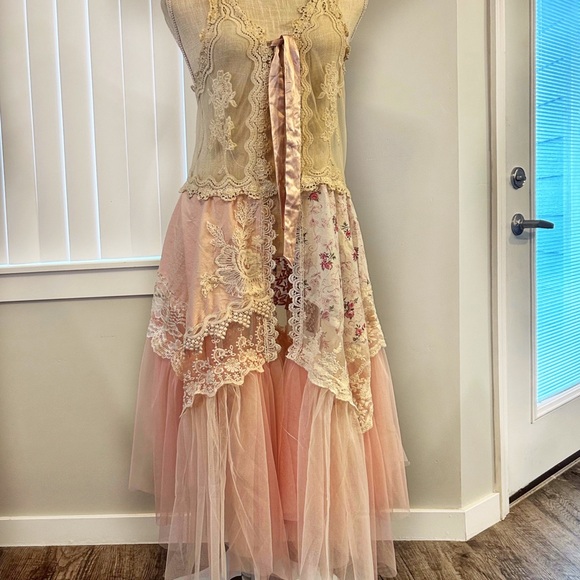Beautiful Rose Lace Duster - Picture 4 of 5